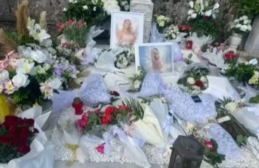 Κεφαλονιά: Θρήνος στο 40ήμερο μνημόσυνο της Μυρτούς – Το μνήμα της στολισμένο με φωτογραφίες της ως «άγγελος»