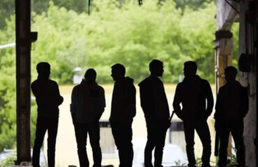 Βίντεο ντοκουμέντο από τη στιγμή που 6 νεαροί βρέχουν με νεροπίστολα και χτυπούν τον 22χρονο στη Θεσσαλονίκη