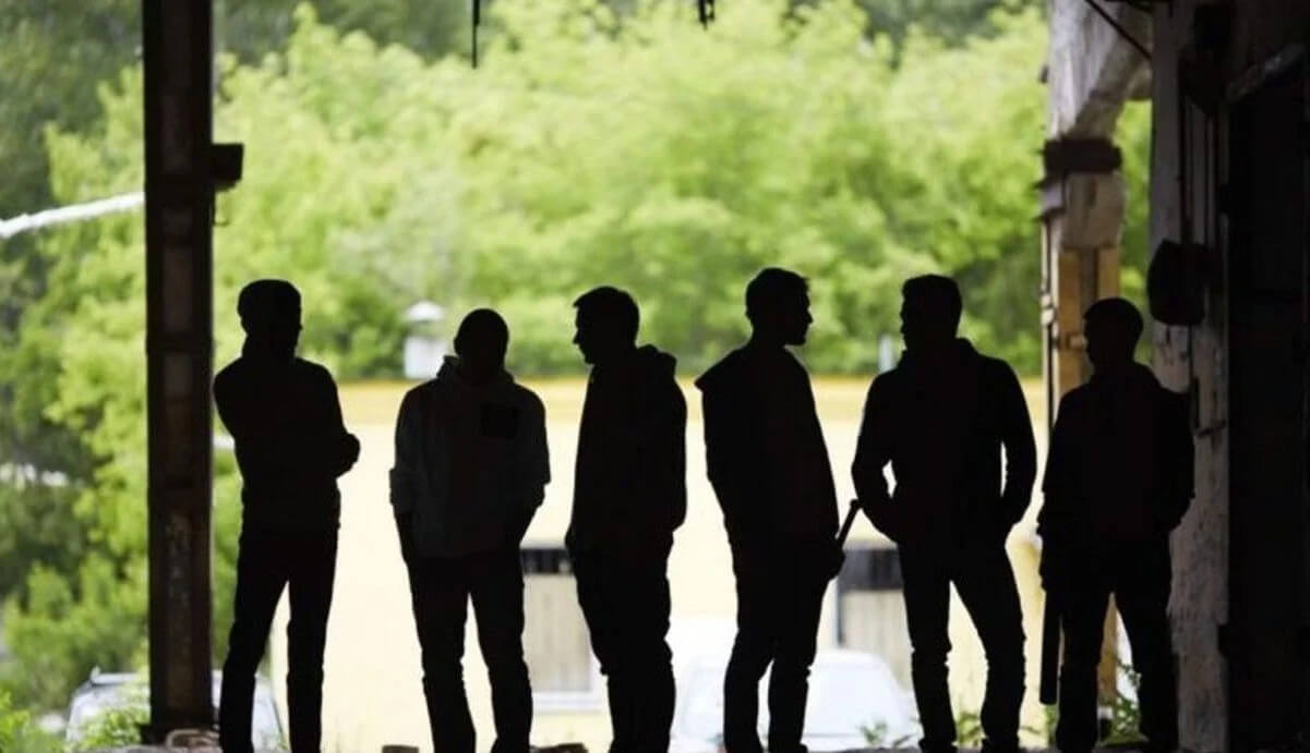Βίντεο ντοκουμέντο από τη στιγμή που 6 νεαροί βρέχουν με νεροπίστολα και χτυπούν τον 22χρονο στη Θεσσαλονίκη
