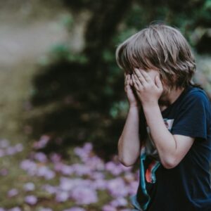 Αγρίνιο: Ανήλικοι Ρομά απείλησαν 6χρονο με μαχαίρι για να τον ληστέψουν