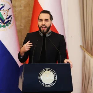 Ο πρόεδρος του Ελ Σαλβαδόρ Ναγίμπ Μπουκέλε βάζει τους φυλακισμένους να καθαρίζουν τις παραλίες! (βίντεο)