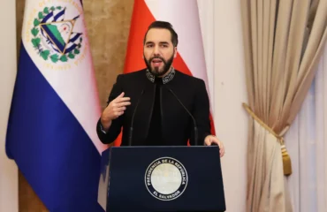 Ο πρόεδρος του Ελ Σαλβαδόρ Ναγίμπ Μπουκέλε βάζει τους φυλακισμένους να καθαρίζουν τις παραλίες! (βίντεο)