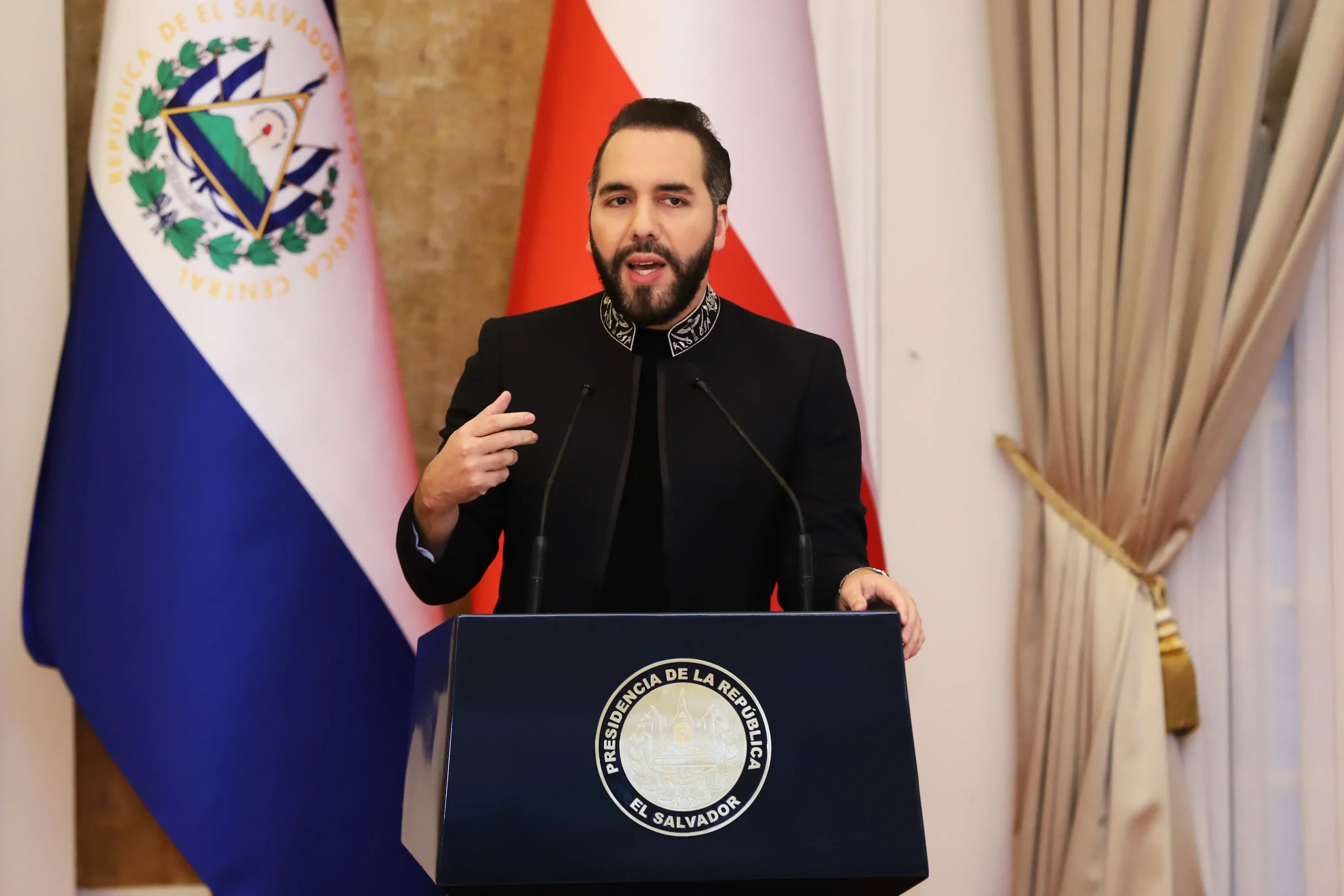 Ο πρόεδρος του Ελ Σαλβαδόρ Ναγίμπ Μπουκέλε βάζει τους φυλακισμένους να καθαρίζουν τις παραλίες! (βίντεο)