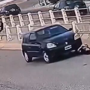 Σοκαριστικό βίντεο: Η στιγμή που αυτοκίνητο τσουλάει και πατάει την οδηγό του – Δεν έπαθε ούτε γρατζουνιά!