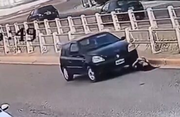Σοκαριστικό βίντεο: Η στιγμή που αυτοκίνητο τσουλάει και πατάει την οδηγό του – Δεν έπαθε ούτε γρατζουνιά!