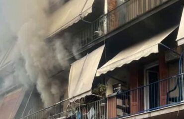 Μεγάλη φωτιά σε διαμέρισμα στη Δραπετσώνα: Ηλικιωμένη ένοικος της πολυκατοικίας αρνούνταν να φύγει!