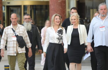 Το γεμάτο νόημα πουκάμισο της Μαρίας Καρυστιανού και το μήνυμα που «στέλνει» (φωτογραφίες)