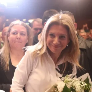 Δείτε φωτογραφία: Η «θερμή» αγκαλιά της Μ.Καρυστιανού με την Μαρία Γρατσία – «Θα προσπαθήσουν να μας διχάσουν»