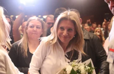 Δείτε φωτογραφία: Η «θερμή» αγκαλιά της Μ.Καρυστιανού με την Μαρία Γρατσία – «Θα προσπαθήσουν να μας διχάσουν»