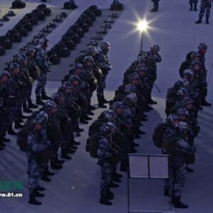 Bίντεο: Εντυπωσιακό θέαμα – Κινέζοι στρατιώτες σε νυχτερινή εκπαίδευση – Μοιάζουν με τους «Σάρντοκαρ» στο Dune!