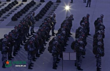 Bίντεο: Εντυπωσιακό θέαμα – Κινέζοι στρατιώτες σε νυχτερινή εκπαίδευση – Μοιάζουν με τους «Σάρντοκαρ» στο Dune!