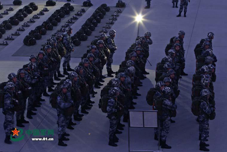 Bίντεο: Εντυπωσιακό θέαμα – Κινέζοι στρατιώτες σε νυχτερινή εκπαίδευση – Μοιάζουν με τους «Σάρντοκαρ» στο Dune!