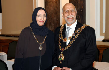 Και η «κατρακύλα» στην Βρετανία συνεχίζεται: Το Μπέρμιγχαμ απέκτησε μουσουλμάνο δήμαρχο από το Πακιστάν!