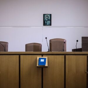 «Ροντέο» το Δικαστικό Μέγαρο στην Άρτα: Χειροπέδες σε 5 άτομα μετά από λεκτικό επεισόδιο με τον εισαγγελέα