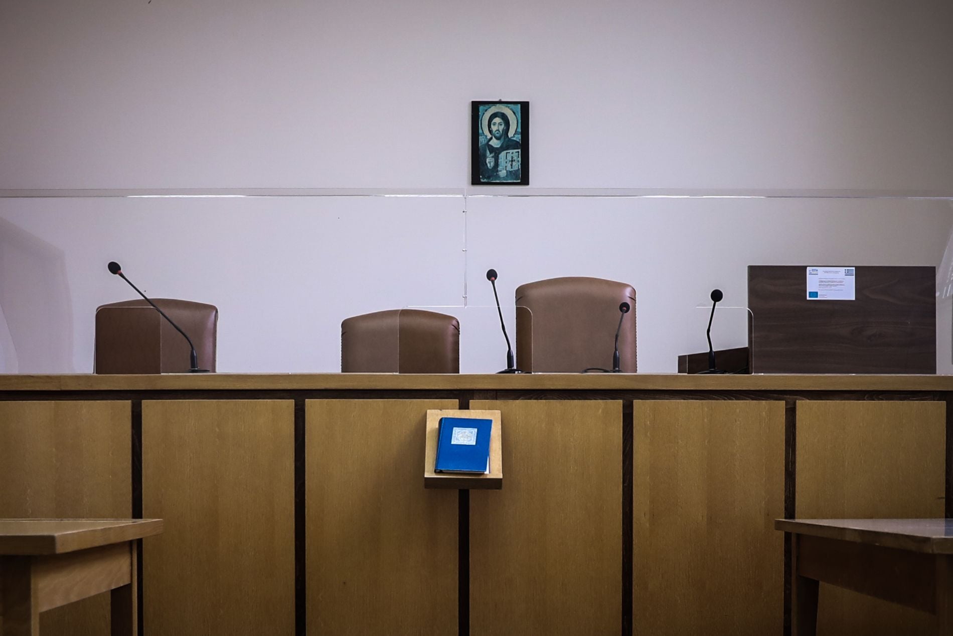 «Ροντέο» το Δικαστικό Μέγαρο στην Άρτα: Χειροπέδες σε 5 άτομα μετά από λεκτικό επεισόδιο με τον εισαγγελέα