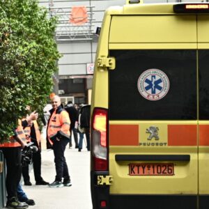 Αναστάτωση στο Φάληρο: Ηλικιωμένη «βούτηξε» στο κενό ενώ πραγματοποιούσε εργασίες στο μπαλκόνι της