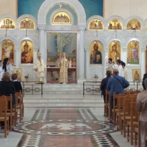 Αλλοδαπός λήστεψε πιστό μέσα σε Ιερό Ναό: Τον έπιασε από  τον λαιμό και του αφαίρεσε τσάντα