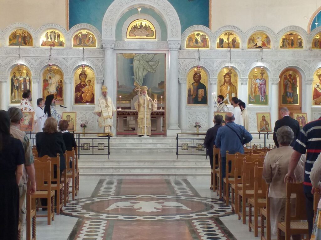 Αλλοδαπός λήστεψε πιστό μέσα σε Ιερό Ναό: Τον έπιασε από  τον λαιμό και του αφαίρεσε τσάντα