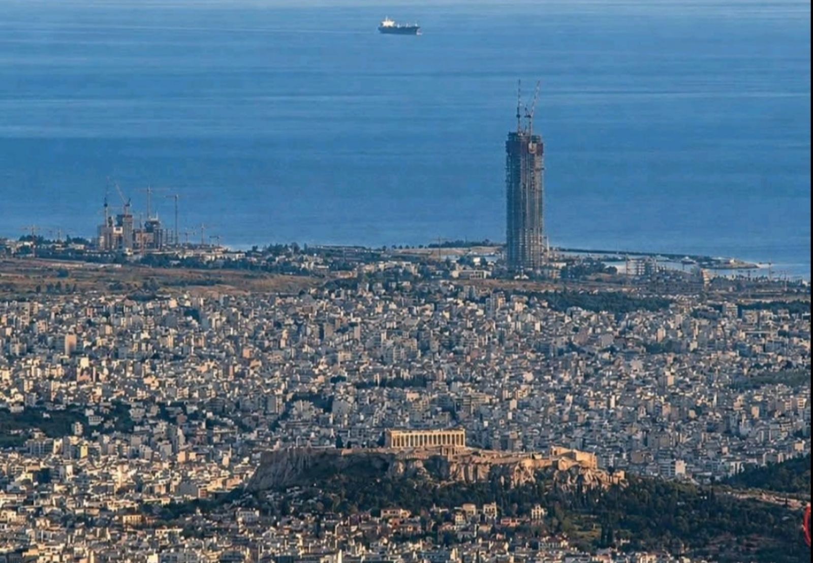 «Το ύψος της αλαζονείας»: Ο ουρανοξύστης του Ελληνικού που επισκιάζει την Ακρόπολη και 2.500 χρόνια ιστορίας