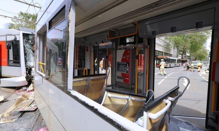 Γερμανία: Δύο τραμ συγκρούστηκαν μετωπικά στο Ντίσελντορφ – Πάνω από 50 τραυματίες