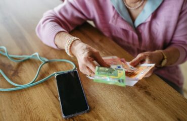 Επιτήδειοι «αφαίμαξαν» χρήματα και τιμαλφή από ηλικιωμένη στην Ημαθία: O τρόπος που δρούσαν
