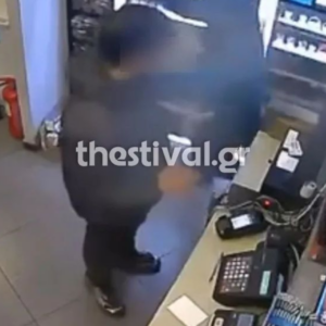 Η στιγμή που ανήλικοι εισβάλουν σε ψιλικατζίδικο στη Θεσσαλονίκη για να το ληστέψουν (βίντεο)