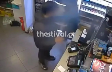 Η στιγμή που ανήλικοι εισβάλουν σε ψιλικατζίδικο στη Θεσσαλονίκη για να το ληστέψουν (βίντεο)