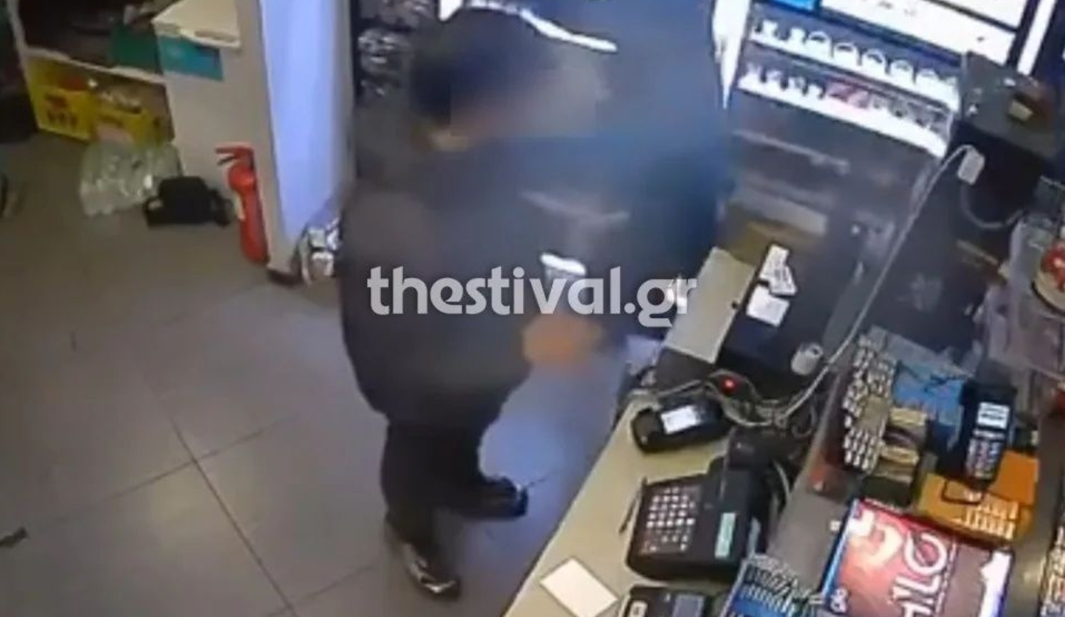 Η στιγμή που ανήλικοι εισβάλουν σε ψιλικατζίδικο στη Θεσσαλονίκη για να το ληστέψουν (βίντεο)