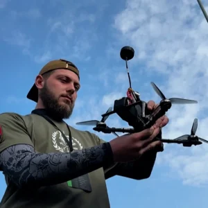 Βίντεο: Ρωσικό drone ακολουθεί λεωφορείο γεμάτο με Ουκρανούς στρατιώτες – Η στιγμή που τρέχουν πανικόβλητοι
