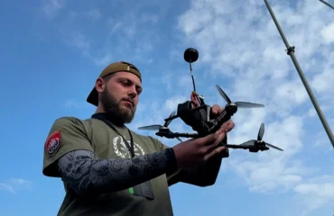Βίντεο: Ρωσικό drone ακολουθεί λεωφορείο γεμάτο με Ουκρανούς στρατιώτες – Η στιγμή που τρέχουν πανικόβλητοι