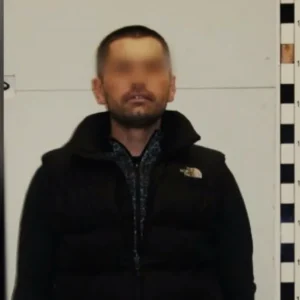 Η ΕΛΑΣ αναζητά τον συνεργό του «Τίτι» – Είχαν βγάλει καλάσνικοφ για να «γαζώσουν» τον αδερφό του Σταύρου Μπαλάσκα