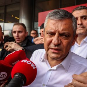 Τουρκία: Σε περιδίνηση το Ρεπουμπλικανικό Λαϊκό Κόμμα (CHP) μετά την εισβολή της αστυνομίας στα κεντρικά γραφεία