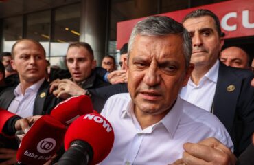 Τουρκία: Σε περιδίνηση το Ρεπουμπλικανικό Λαϊκό Κόμμα (CHP) μετά την εισβολή της αστυνομίας στα κεντρικά γραφεία
