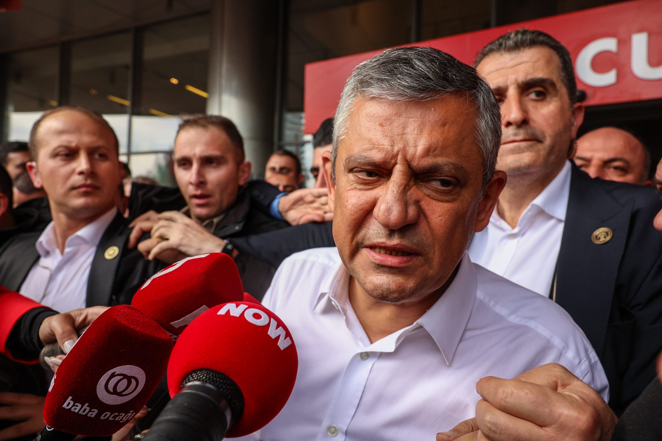 Τουρκία: Σε περιδίνηση το Ρεπουμπλικανικό Λαϊκό Κόμμα (CHP) μετά την εισβολή της αστυνομίας στα κεντρικά γραφεία