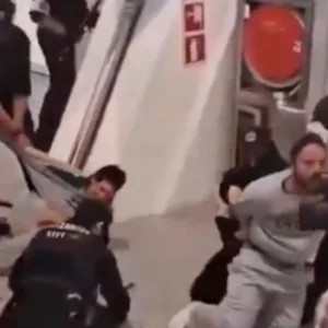 «Ξύλο και των γονέων» στο Μπιλμπάο της Ισπανίας: Οι αστυνομικοί υποδέχτηκαν με γκλομπ τους ακτιβιστές για την Γάζα
