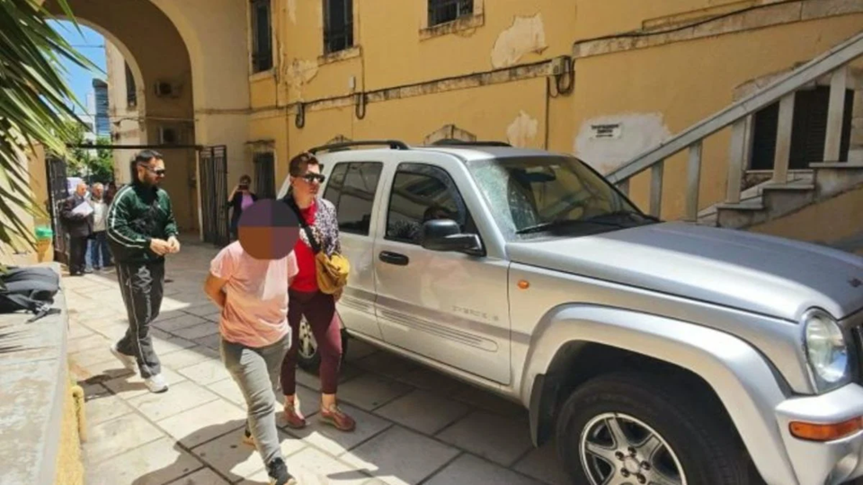 Κρήτη: Προθεσμία για να απολογηθεί αύριο έλαβε η 25χρονη Ρομά μητέρα του 3χρονου κοριτσιού που νοσηλεύεται στη ΜΕΘ