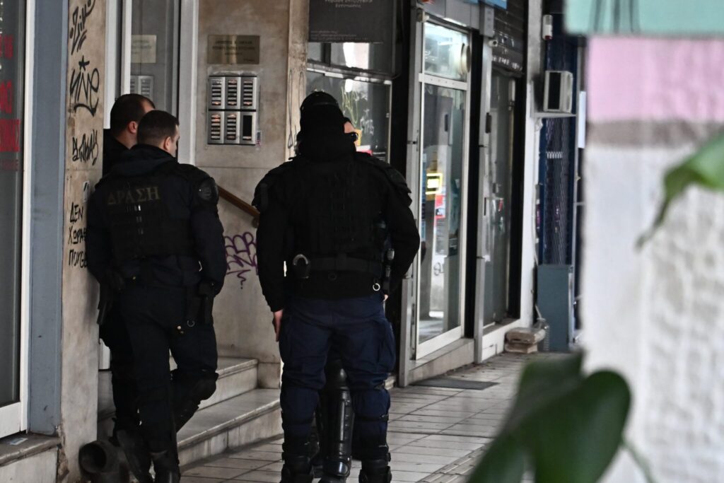 Άφαντος ο άνδρας που πυροβόλησε επανειλημμένα σε δύο διαμερίσματα στην Πάτρα