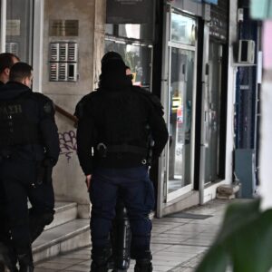 Άφαντος ο άνδρας που πυροβόλησε επανειλημμένα σε δύο διαμερίσματα στην Πάτρα