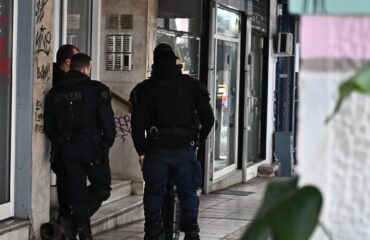 Άφαντος ο άνδρας που πυροβόλησε επανειλημμένα σε δύο διαμερίσματα στην Πάτρα