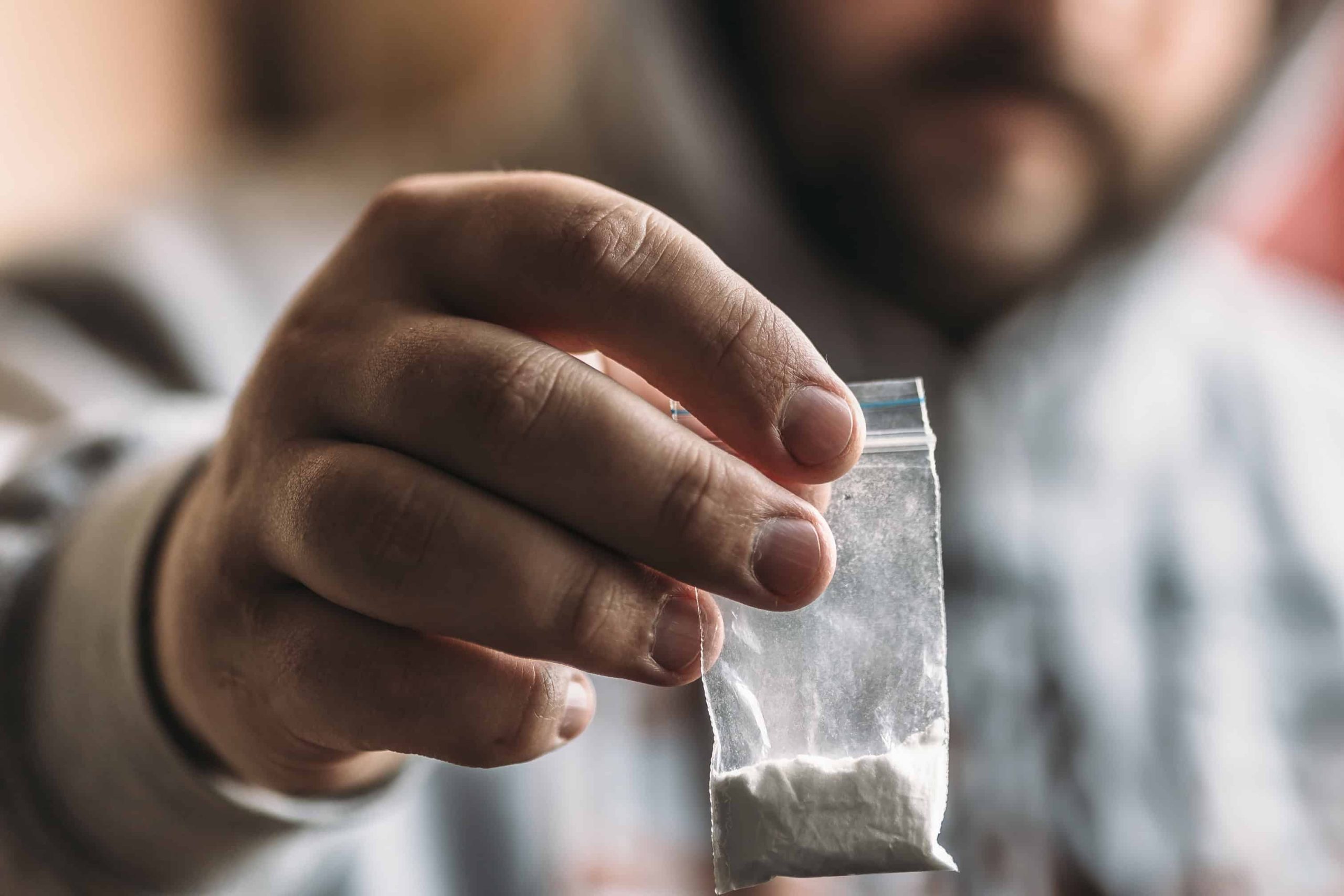 Χειροπέδες σε άνδρα στη Ναύπακτο επειδή οδηγούσε μεθυσμένος: Πήγε να καταπιεί συσκευασία κοκαΐνης κατά τον έλεγχο