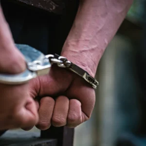 Χειροπέδες σε 21χρονο που δεν δίστασε να εξαπατήσει 79χρονη και να της κλέψει κοσμήματα και 2.000 ευρώ
