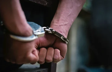 Χειροπέδες σε 21χρονο που δεν δίστασε να εξαπατήσει 79χρονη και να της κλέψει κοσμήματα και 2.000 ευρώ