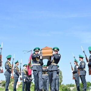 Οργή Μεντβέντεφ για τη μεταφορά των οστών συνεργάτη των ναζί στην Ουκρανία παρουσία Ζελένσκι