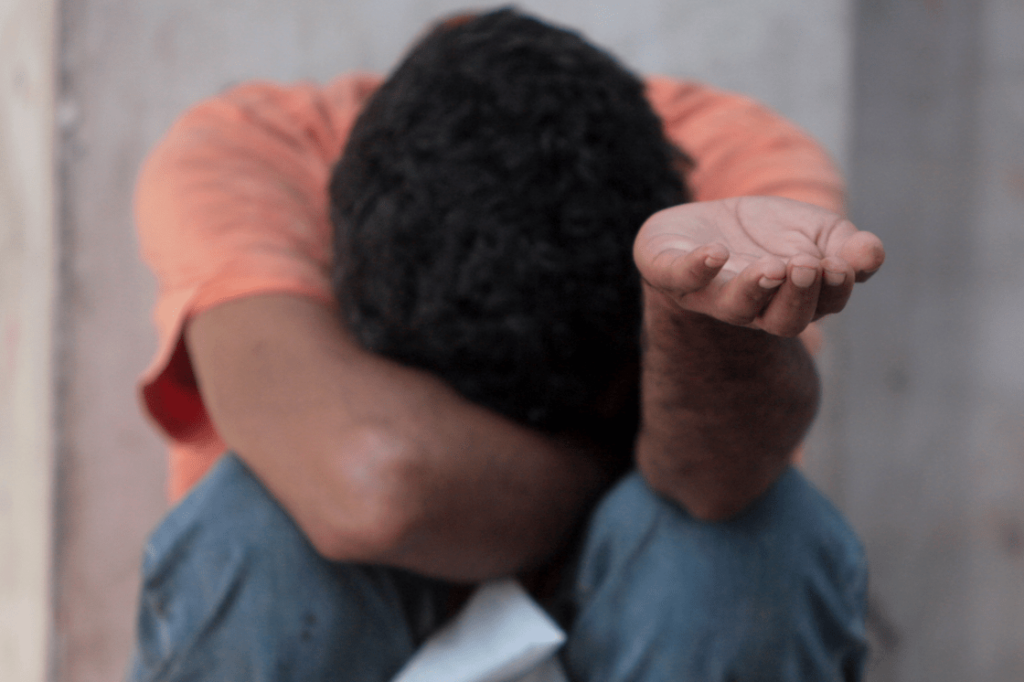 Χειροπέδες σε 60χρονη Ρομά στη Ρόδο: Έσπρωχνε ανήλικα παιδιά στην επαιτεία και μετά τους έπαιρνε τα χρήματα