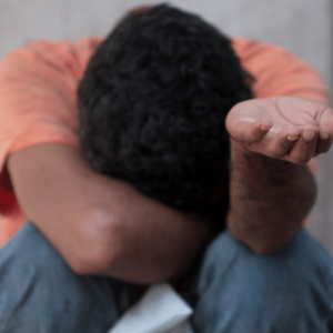 Χειροπέδες σε 60χρονη Ρομά στη Ρόδο: Έσπρωχνε ανήλικα παιδιά στην επαιτεία και μετά τους έπαιρνε τα χρήματα