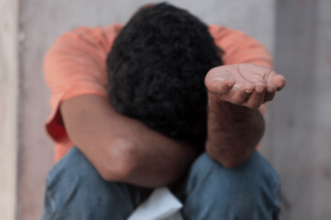 Χειροπέδες σε 60χρονη Ρομά στη Ρόδο: Έσπρωχνε ανήλικα παιδιά στην επαιτεία και μετά τους έπαιρνε τα χρήματα