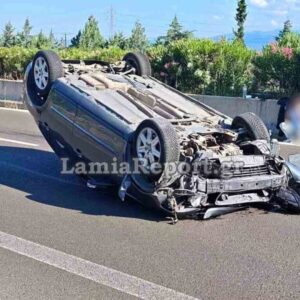 Τροχαίο ατύχημα στην Ε.Ο. Αθηνών-Λαμίας: Αυτοκίνητο αναποδογύρισε στη μέση του δρόμου (φωτογραφίες)