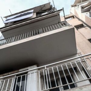 Τραγικό περιστατικό στην Πρέβεζα: Μητέρα δύο παιδιών έπεσε στο κενό από τον 3ο όροφο πολυκατοικίας και σκοτώθηκε