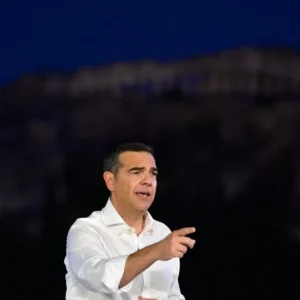 Δείτε βίντεο: Το απρόοπτο με πολίτη κατά τη διάρκεια της ομιλίας του Α.Τσίπρα – «Ένας γιατρός παιδιά να βοηθήσει»