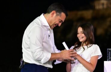 Το κορίτσι δίπλα στον Α.Τσίπρα: Γιατί η επιλογή της κοπέλας με τα λευκά δεν ήταν τυχαία και τι συμβολίζει